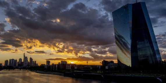 AMB faizleri indirdi